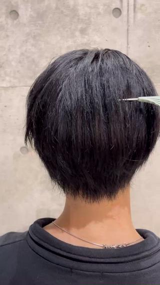 メンズの方！

元々はブリーチして明るかったお色を暗めに

ブルーブラックにしました️

黒に近づけると、今どきの前髪かきあげスタイルにはぴったりになってきますね

ツヤだってしっかり出ます！

カラーしてみませんか？？️

是非お待ちしてます！ 