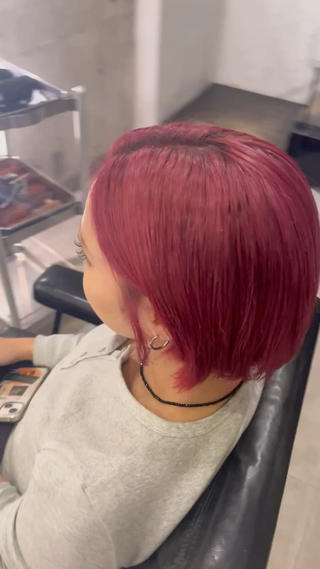 真っ赤なワインレッドに

パッと目をひくカラーです

ほんのりレッドからパキッとレッドまで、色んなレッドを楽しめます

この冬にピッタリのお色味です

定期トリートメントもカラーした後の髪の毛を優しくカバーしてくれます

ぜひこの機会に新たなカラーにチャレンジしてみませんか？？？ 