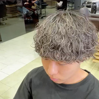 波巻きパーマは、カット、ブロッキング巻きの強さが大切です
質感に合わせてパーマの引き出しや巻き納めを変える必要があります
ぜひお任せください