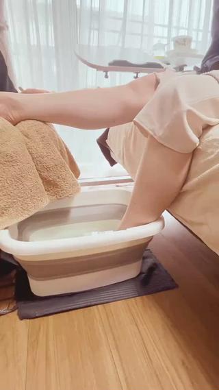 フットスパ&角質除去＆ワンカラーフットネイルの極上足元美人コース。日頃のご褒美にいかがですか？ 