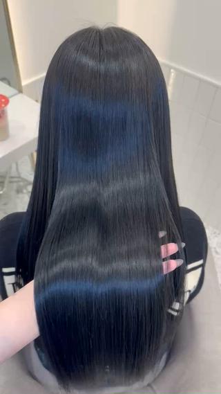 ブルーブラックはより艶感が出ます！
通常の縮毛矯正よしダメージが少ない！なのにより艶がでて自然なストレートになります︎︎ 