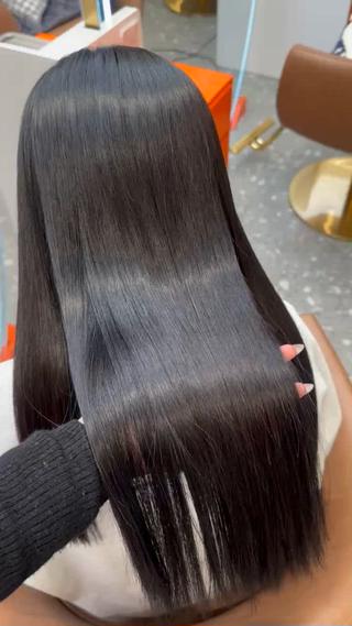 縮毛矯正せずこの艶感.ᐟ‪.ᐟ⋆⸜⸝‍⋆名古屋では当店のみ！

どのメニューからも3300円でできちゃう髪質改善‪‪︎‬

韓国式髪質改善＋￥3300

韓国アイドルのような水光ツヤ髪へ導く「韓ドルケア」

韓国髪質改善専門サロンが提供している「韓ドルケアプログラム」 名古屋では当店のみ！
韓ドルケアは、美容大国・韓国発の技術と商材を融合した、日本初上陸の美髪ケアプログラム。
頭皮と毛髪を徹底ケアし、韓国アイドルのような水光ツヤ髪へ導きます。
＋￥5,500で頭皮ケアできます՞
    