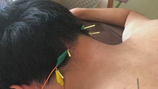 首こりが酷かったので電気を流しています 