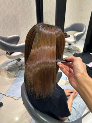 【縮毛矯正】
表面のパヤ毛、毛先が暴れてしまうのが悩みのお客様
無事トゥルントゥルンに！️ 