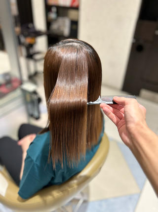 【縮毛矯正】
カラーをしている細毛さんでも体力次第でここまでツルツルツヤツヤに！

ご予約お待ちしております！ 