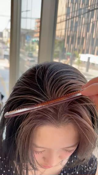 ミルクティーフェイスフレーミング
顔周りだけブリーチしても、筋や束間が出てかわいいです！
ここまでやわらかいミルクティー、ワンブリーチで作れちゃいます！ 