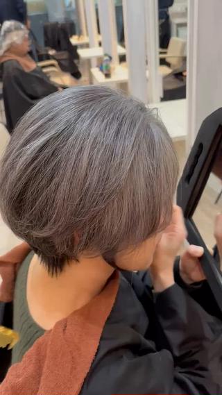 グレーヘアショート
縮毛矯正して頂くと何もしなくてもかわいいです！ 