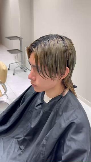 他店で色落ち緑髪になってしまったお客様、
バイトの面接も兼ねてブルーブラックに！

自然光の下ではより黒く、ライトの下では青みが強く出る一回で2色楽しめる仕様になってます！！ 