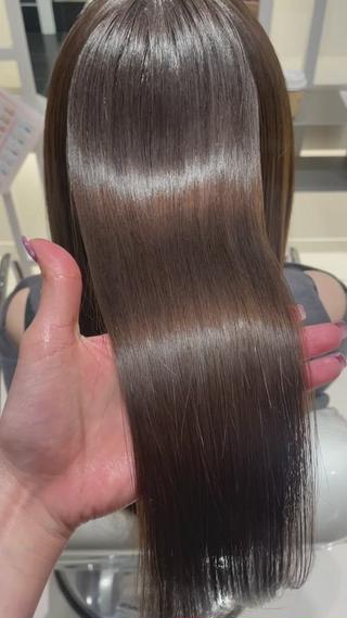 梅雨にオススメBiBiのストレートパーマ
トリートメントも一緒にして柔らかくシルクのような手触りに 