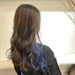 こちらは、インナーカラーとポイントメッシュでブルーカラーを入れさせて頂いています

メッシュカラーご希望の方は、事前にお伝え頂ければと思います 