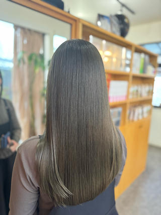 髪質改善ストレート【エナ艶】でつくる艶髪
従来の縮毛矯正とは違い柔らかい手触り、
保湿力、髪のまとまり、が断然違います。
艶髪になりたいかたは是非 