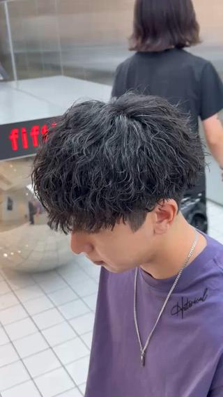 人気の縦落ちパーマ️
チリつかない、跳ねないシャープな質感が◎ 