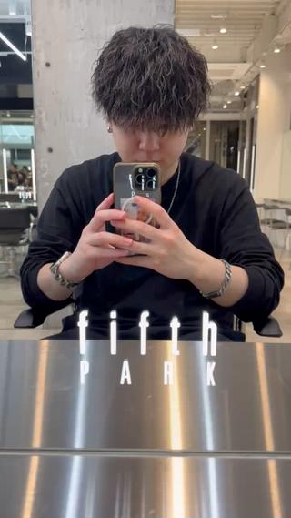 縦落ちパーマ️
縦に落ちるツイストスパイラルは年中人気です
くるくるしない、跳ねないパーマが好き方オススメ◎ 