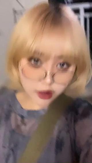 担当させて頂いておりますモエノです！
最近ウルフにした為既にご来店くださっている方は印象がガラリと変わったように感じる方もいるかと思いますが
今まで同様、施術中はリラックスしつつ楽しい空間になるよう努めてまいりますのでよろしくお願い致します


ブロンドに色落ち希望の方はハイブリーチメニューからご予約ください 