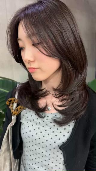 セミロング レイヤーカット\ウル フ　chinatsuのヘアスタイル
