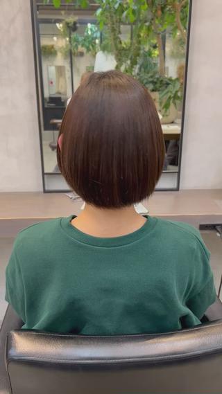 広がりやうねりが気になる梅雨に入る前に!
1人1人の髪質に合わせて薬剤を選んでいます○
縮毛矯正をしてまとまりのあるツヤ髪にしていきます