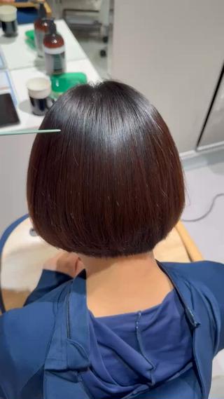 これから梅雨の時期ですが、縮毛矯正出うる艶髪になって梅雨を乗り越えましょう！！ 