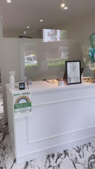 9Lash TOKYO  受付から施術フロアをご案内致します 