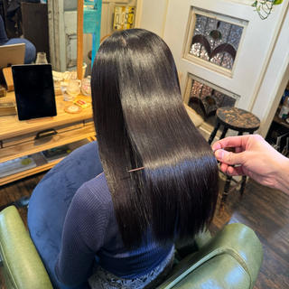 2回目のお客様
トーンダウンのカラーでより艶髪のクオリティが上がります 