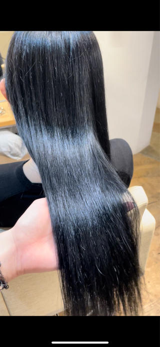 根元約10cm程カラー毛、中間から毛先にかけて2.3回のブリーチ+カラー履歴あり
髪の広がり、パやつきうねりが気になるとお悩みのこちらのお客様
髪の広がりもしっかりとまとまりさら艶髪に
ブリーチ履歴のある方でも酸性縮毛矯正なら髪の状態によっては縮毛矯正をすることができます!
とはいえ、ブリーチと縮毛矯正は相性が悪く必ずしも全員に施術を行えるわけではありません
しっかりとカウンセリングをし、『毛髪診断』をさせて頂いた上でお薬選定をし、髪に負担をかけず優しいお薬を使って施術させて頂きます
梅雨が始まる前に、縮毛矯正でしっかり対策してみませんか?