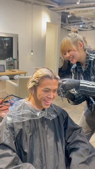 私の普段のサロンワーク風景の1部をお届け.*・゚
楽しくお喋りしたい方も、
ゆっくりお過ごしになりたい方も、
初めましてのお客様でも快適にお過ごしできるよう心がけています
イメージチェンジのお手伝い是非お任せ下さい