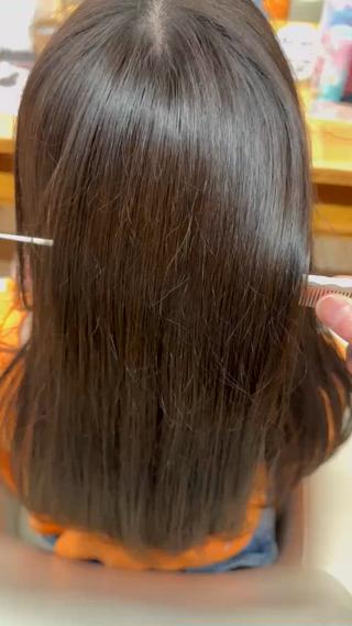 少し寒色に寄せたグレージュ！
明るくなりすぎると困る、けどカラーした感はほしい！そんな時は赤みを消してあげると明るくした感は抑えつつ、トーンアップが可能です！
カットも中と毛先の量感を軽くするだけで乾かしただけでまとまる髪に！ 