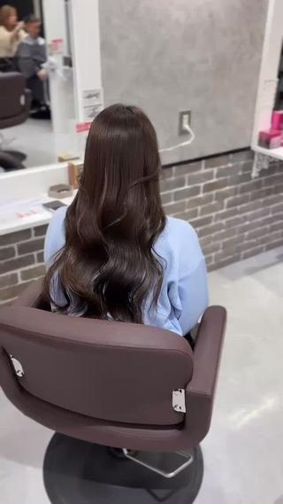 3月予約少し空きあります
暗めトーンでも重く見えない
シルバーグレージュカラー
赤み・黄みをしっかり抑え、
グレーのくすみ感とシルバーの透明感をバランスよく配合しました。
光に当たったときのツヤ感がとにかく綺麗で、
ストレートでもこのまとまりと艶…
髪質改善トリートメントと同時施術で、
手触りもなめらかに仕上がっています。
色落ちも綺麗
仕事や学校で暗め指定がある方にもおすすめ
透明感が欲しい方にぴったり
暗髪でも垢抜けたい方、
ツヤ重視のカラーを楽しみたい方はぜひご相談ください◎