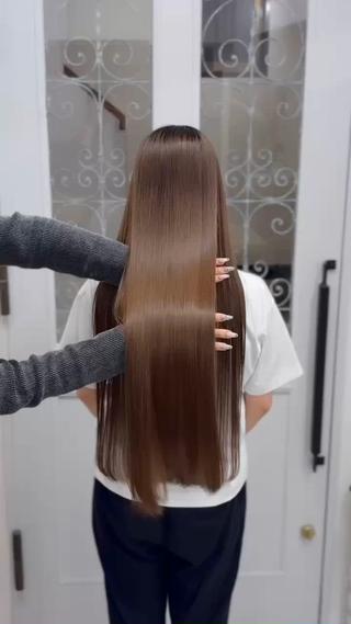 髪のまとまりやツヤ感をアップしてくれる大人気メニュー
水素の力で髪の内部からしっかり補修してくれるので、1回でも違いを感じていただけますが、続けていくことでどんどん美しさが積み重なり、驚くほど扱いやすい髪に
乾燥やダメージで広がりやすい髪も、柔らかくまとまりやすい質感へと導いてくれます
さらに、お家でのケアを併用することで美しい仕上がりを長くキープすることが可能です
「サロン帰りの髪をずっと続けたい!」そんな方におすすめです。
︎ 広がりを抑えたい
︎ ツヤ髪になりたい
︎ ダメージを集中ケアしたい
一つでも当てはまる方はぜひ体験してみてください