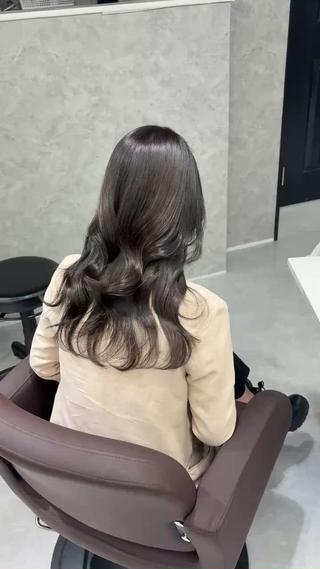 本日少しだけ空きあります
赤み・黄みをしっかり抑えた
柔らかく上品なグレージュカラー
暗すぎず、透け感とツヤ感を大切にしているので、
巻いてもストレートでも重たく見えない仕上がりに。
光に当たると透明感が出て、
ナチュラルだけど垢抜けた印象を与えてくれます。
髪質やダメージレベル、これまでのカラー履歴を見極めながら
色の濃さや配合を細かく調整。
色落ちの過程まで綺麗に楽しめるように
こだわって調合しています。
カラーと同時に髪質改善を組み合わせることで、
毛先までなめらかで指通りの良い質感に
「ツヤも透明感も欲しい」
そんな方におすすめの万能カラーです