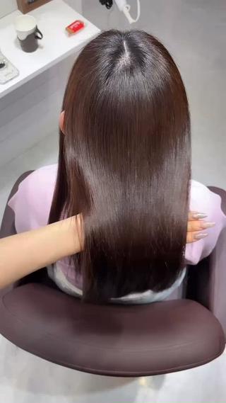 うねりや広がりが気になる季節におすすめなのが、
自然でやわらかい縮毛矯正
癖はしっかりと伸びているのに、硬くなりすぎず、まるで地毛のようなナチュラルな仕上がりに
その秘密は、一人ひとりの髪の状態に合わせたダメージレスな薬剤選定.*
髪の体力を見極めながら施術することで、
手触りは驚くほどなめらかに、ツヤ感もたっぷり。
毛先まで指通りなめらかなストレートヘアに仕上げます