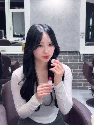 赤み・黄みをしっかり抑えた
柔らかく上品なグレージュカラー
暗すぎず、透け感とツヤ感を大切にしているので、
巻いてもストレートでも重たく見えない仕上がりに。
光に当たると透明感が出て、
ナチュラルだけど垢抜けた印象を与えてくれます。
髪質やダメージレベル、これまでのカラー履歴を見極めながら
色の濃さや配合を細かく調整。
色落ちの過程まで綺麗に楽しめるように
こだわって調合しています。
カラーと同時に髪質改善を組み合わせることで、
毛先までなめらかで指通りの良い質感に
「ツヤも透明感も欲しい」
そんな方におすすめの万能カラーです