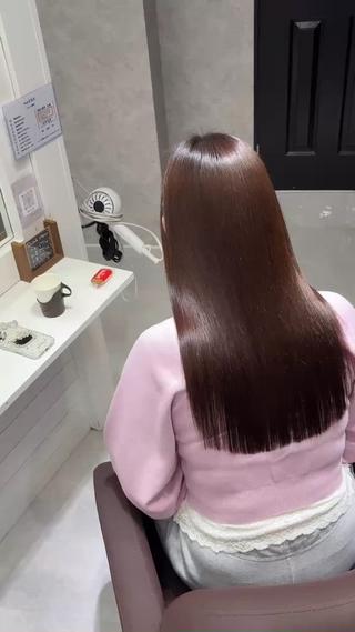 うねりや広がりが気になる季節におすすめなのが、
自然でやわらかい縮毛矯正◎
癖はしっかりと伸びているのに、
硬くなりすぎず、まるで地毛のようなナチュラルな仕上がりに
その秘密は、一人ひとりの髪の状態に合わせたダメージレスな薬剤選定
髪の体力を見極めながら施術することで、
手触りは驚くほどなめらかに、ツヤ感もたっぷり
毛先まで指通りなめらかなストレートヘアに仕上げます。