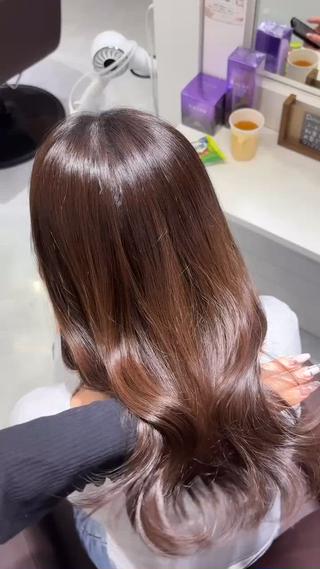 週末、キャンセルのため空き出ました
乾燥やダメージで広がる髪…
「朝アイロンをしても、夕方にはパサついてしまう」
そんな経験はありませんか?
髪質改善 UPTOGLOSS は、
水素の力で髪の内部からじっくり補修
ダメージをケアしながら、回数を重ねるごとにツヤとまとまりが定着していきます。
まるで髪が“育っていく”ように、毎日のスタイリングがどんどんラクに…
さらに、お家でのケアを一緒に取り入れることで、サロン帰りの仕上がりが長持ちするのも嬉しいポイントです