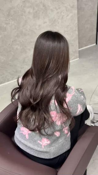 巻き髪でも、この艶。
「巻くとパサつく」「艶が消える」
そんな悩みがある方にこそ試してほしいのが
アプトグロストリートメント。
内部からしっかり水分と栄養を入れ込むことで、
巻いても艶が出る
毛先までまとまる
指通りがなめらか
仕上げにアイロンを入れても
“乾燥した艶”じゃなく、内側からにじむようなツヤが出るのが特徴です。