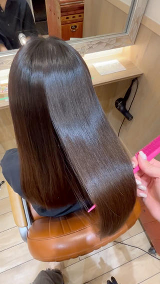 毛先のクセの上からパーマもかけていらっしゃいましたが、全て綺麗にツヤツヤストレートになりました⟡ ݁₊ .

髪の毛のダメージレベルによってお薬を変えているので、
安心してお任せください！ 