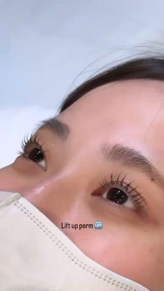 Lift up perm 
【Ｕカールデザイン】
根元からの立ち上げデザインで瞳に光が差し込みます️

根元から中間にかけてほんの少しカールがかかる事でまぶたに当たりづらく、マスカラも塗りやすくて扱いやすいデザインです

最後にコーティング剤で流行りの束感を作って完成 