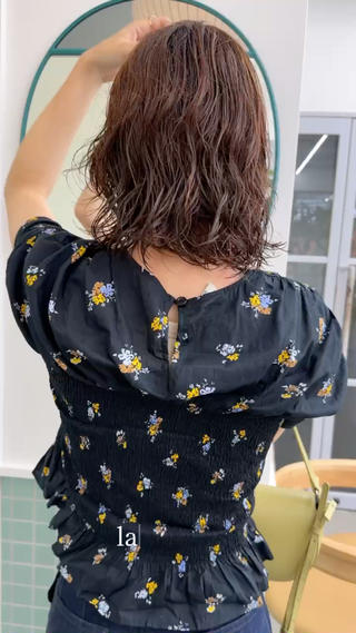 ミディアムレイヤーパーマ
ボリューム感を抑えながらゆるい質感に 