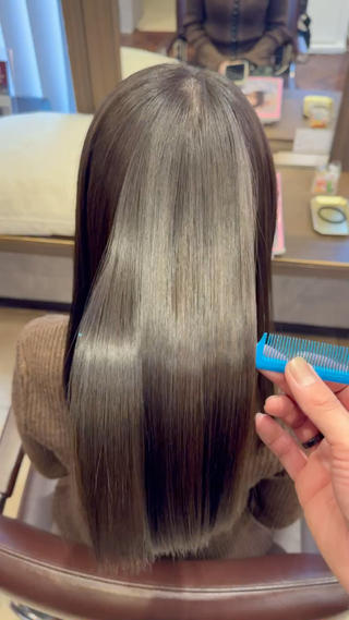 MARSH式極上酸性ストレートをさせてもらいました！

【MARSH式極上酸性ストレート⠀】
すごく優しい薬剤を使っていくのでブリーチしてる方でもさらさらになります
ブリーチしてるから縮毛矯正できない、、と思ってる方にもすごくオススメです
髪の毛が弱ったエイジング毛の方も優しい薬剤でしっかり伸ばしていけます！

@takahashi_marsh 

 #酸性ストレート  #酸性縮毛矯正  #岡山美容師 #岡山美容院  #岡山美容室 #髪質改善  #岡山酸性ストレート  #岡山髪質改善 