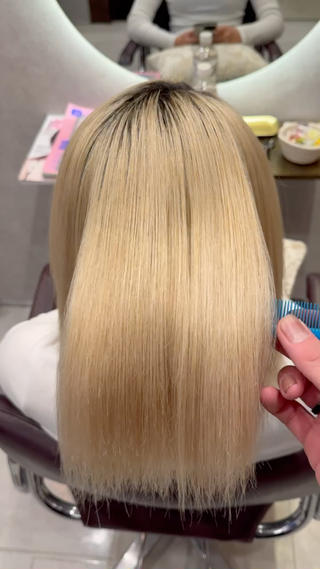 MARSH式極上酸性ストレートをさせてもらいました！

【MARSH式極上酸性ストレート⠀】
すごく優しい薬剤を使っていくのでブリーチしてる方でもさらさらになります
ブリーチしてるから縮毛矯正できない、、と思ってる方にもすごくオススメです
髪の毛が弱ったエイジング毛の方も優しい薬剤でしっかり伸ばしていけます！ 