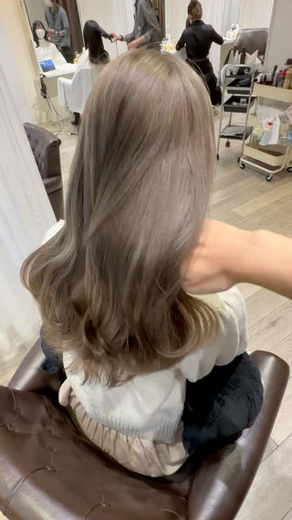 ブリーチを活かした透明感抜群のハイトーンに