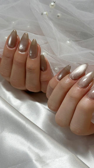 magnet nail
グレージュのマグネットで
上品な艶と奥行きのある仕上がりに
長さ出し4本あり
大人っぽく、手元が綺麗に見えるデザインです