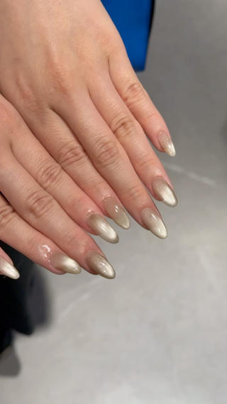 うるちゅるマグネット️️
手を綺麗に魅せてくれるベージュカラーなので
オフィスネイルでもマグがしたい！という方に
おすすめです︎︎⟡ 