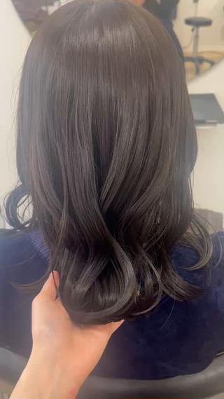 自毛から少し明るくしたい方
8トーンのオリーブカラーおすすめです♪
光に当たるととても透明感出て可愛です!
艶カラー透明感カラー是非お任せ下さい