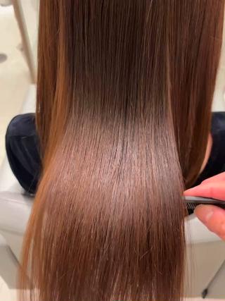 カット+髪質改善酸性ストレート
乾かすだけでまとまる、自然なツヤ髪へ。
「うねり」「広がり」「まとまりにくさ」などの髪の悩みを
優しく整える酸性ストレート。
髪への負担を最小限に抑えながら、柔らかくしなやかな仕上がりに
︎まっすぐすぎない自然なストレート
︎ダメージを抑えた髪質改善効果
︎艶と潤いのある仕上がりに
カットで毛先を整えることで、よりまとまりのあるツヤ髪に仕上がります。
朝のスタイリングがぐっと楽になります
WELLM 表参道
担当:高杉 梨鬼也(たかすぎ りきや)
髪質改善・くせ毛・カットが得意です。
夜のご予約もお気軽にご相談ください