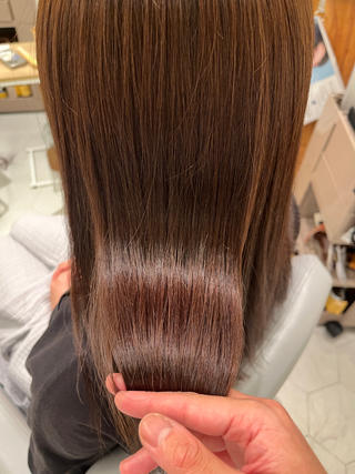 毛先はかなりのダメージで広がり、引っかかりがありましたが酸性ストレートでサラサラ、艶々な髪に仕上げました。
ブロー、アイロン一才無し。手で乾かしただけ!