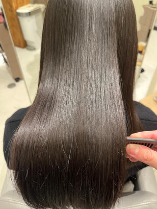 カット+髪質改善ストレート
広がり・うねりを抑えつつ、まっすぐすぎない自然な仕上がりに。
︎ 乾かすだけでまとまる
︎ 不自然なピンピン感なし
︎ ダメージを抑えた薬剤選定
「ストレートはしたいけど、硬く見えるのは嫌」
そんな方におすすめの髪質改善ストレートです
朝のセットが楽になると、毎日が変わります。
髪質・履歴に合わせて施術しますので、ぜひご相談ください