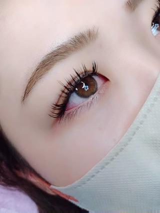 特殊な装着方法でモチの良さにこだわったキープフラット。
本数や太さを調整することで、ナチュラルから程よいボリューム感まで仕上がりを自由にデザインできます。
軽いつけ心地で自まつ毛への負担を抑えたい方にもおすすめ。
お客様の目元やご希望に合わせて、無理のないデザインをご提案いたします。 