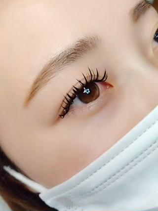 特殊な装着方法により、持続力にこだわったキープボリューム。
0.05mmの細いエクステを束にすることで、まつ毛が少ない方でも自然にボリュームを出すことができます。
束感デザインも作りやすく、華やかさと軽さを両立した仕上がりが特徴。
ボリューム感を重視したい方に特におすすめです。 