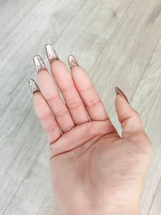 海外セレブもやっている?!爪裏カラーリングでめっちゃオシャレ