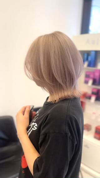 ホワイトベージュにレイヤーボブ◎ 